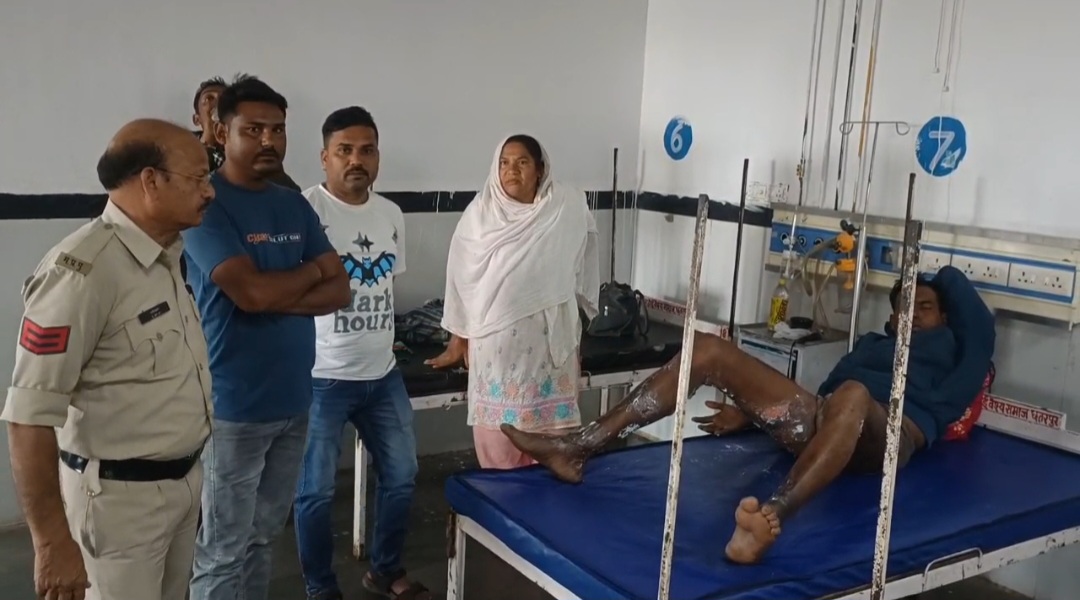 शिवराजपुर में युवक को जिंदा जलानें की कोशिश, पेट्रोल डालकर किया हमला posted by Amit Kumar Awasthi