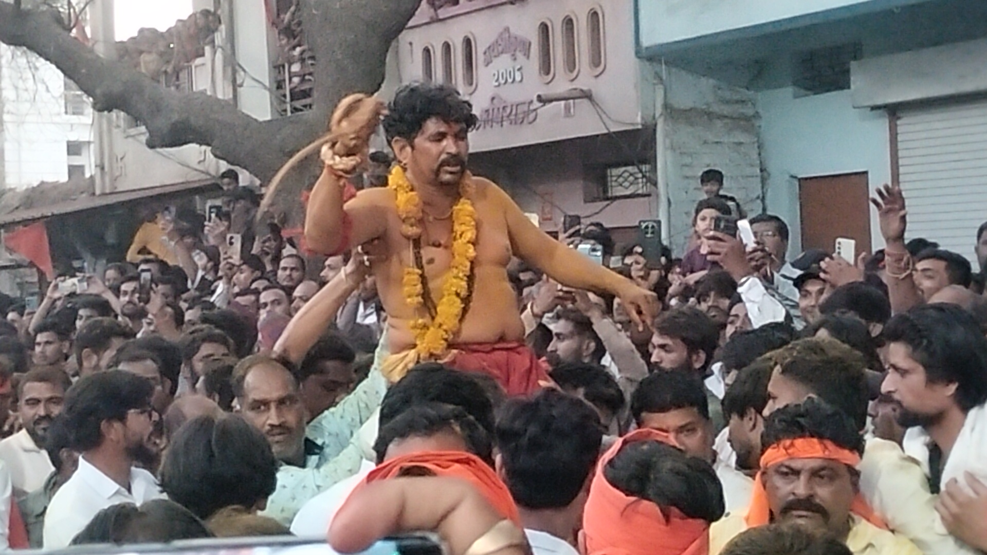 गाड़ा खिंचाई देखने उमड़ा जनसमूह, नजर आया सेल्फी का क्रेज  posted by Lokesh Davde