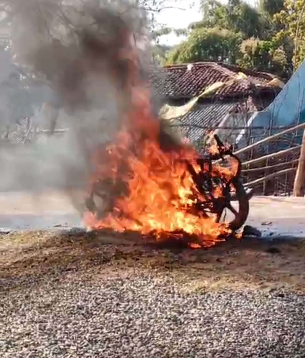 मध्यप्रदेश के शहडोल जिले से हैरान करने वाली घटना सामने आई है, जहां पुरानी रंजिश के चलते दिनदहाड़े एक युवक की मोटरसाइकिल को आग के हवाले कर दि posted by Irfan Khan  from Shahdol