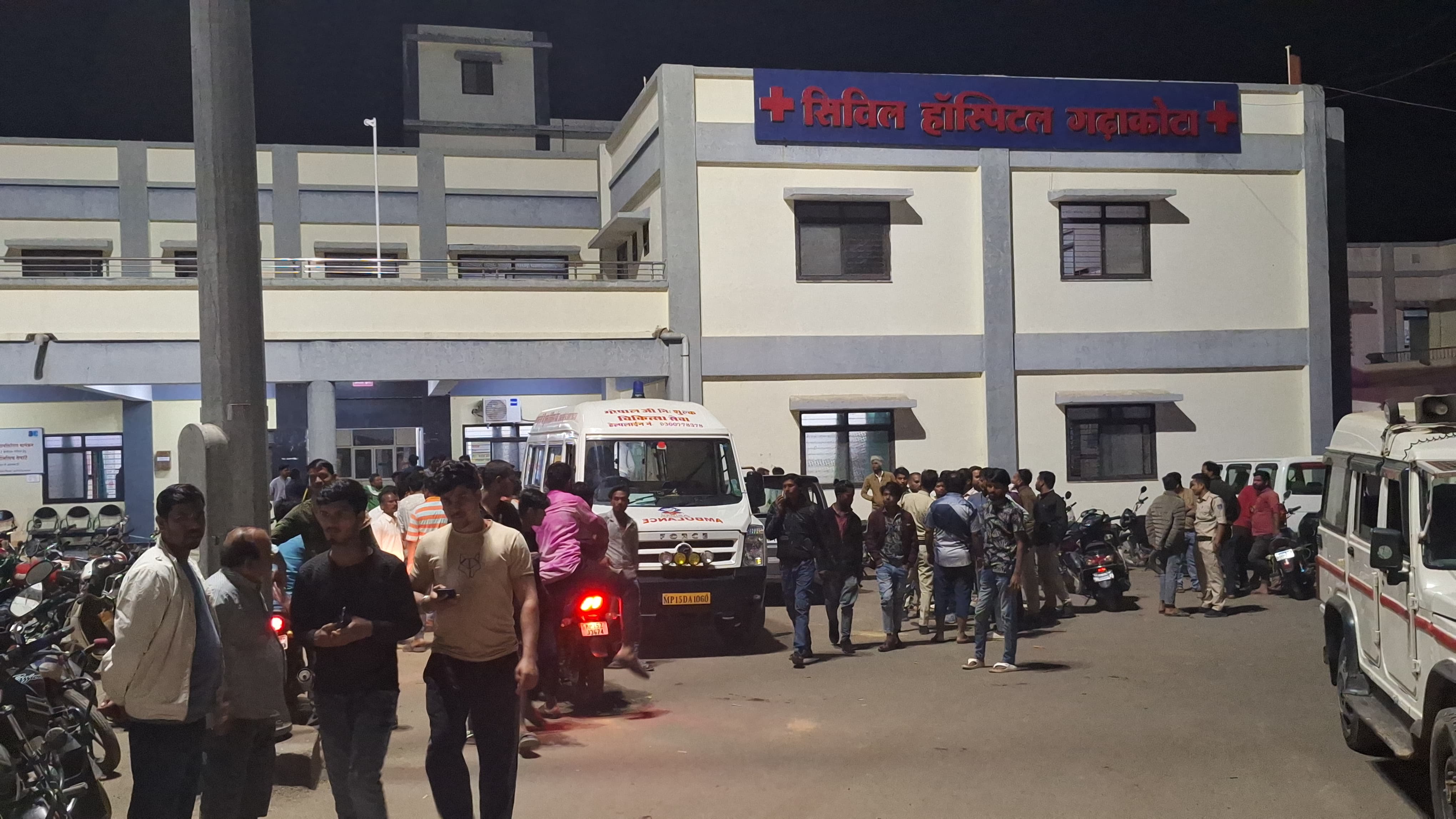 ड्यूटी कर लौट रहे डायल 112 के पायलट के साथ अनहोनी, दो अस्पताल में भर्ती  posted by Ravi Soni from Garhakota