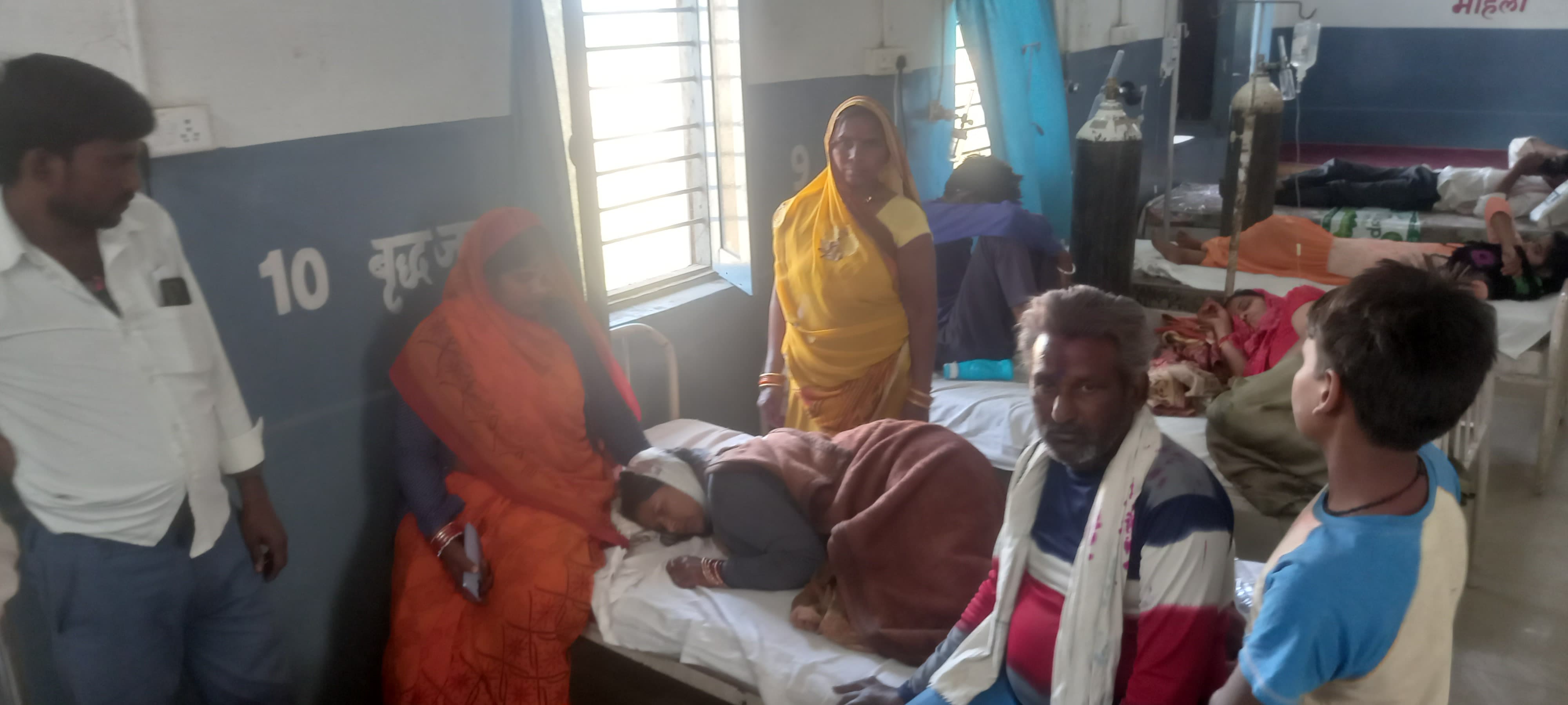 ससुर ने की बहु पर कुल्हाड़ी से किया वार, गंभीर हालत में अस्पताल में भर्ती posted by Akib Khan from Damoh