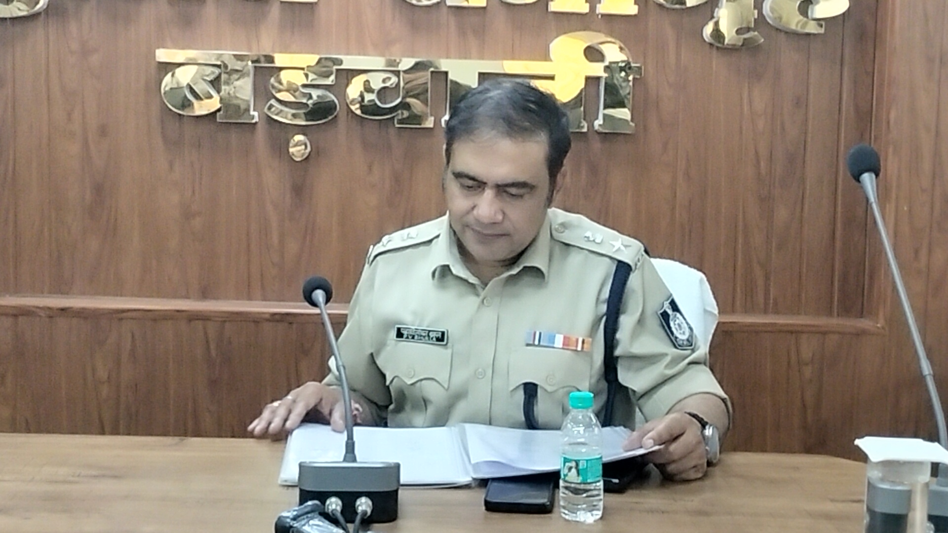 एसपी कार्यालय सभागृह में की प्रेसवार्ता आयोजित , जिले में कानून-व्यवस्था सुदृढ़ बनाने व अपराध नियंत्रण पर की चर्चा।  posted by Lokesh Davde