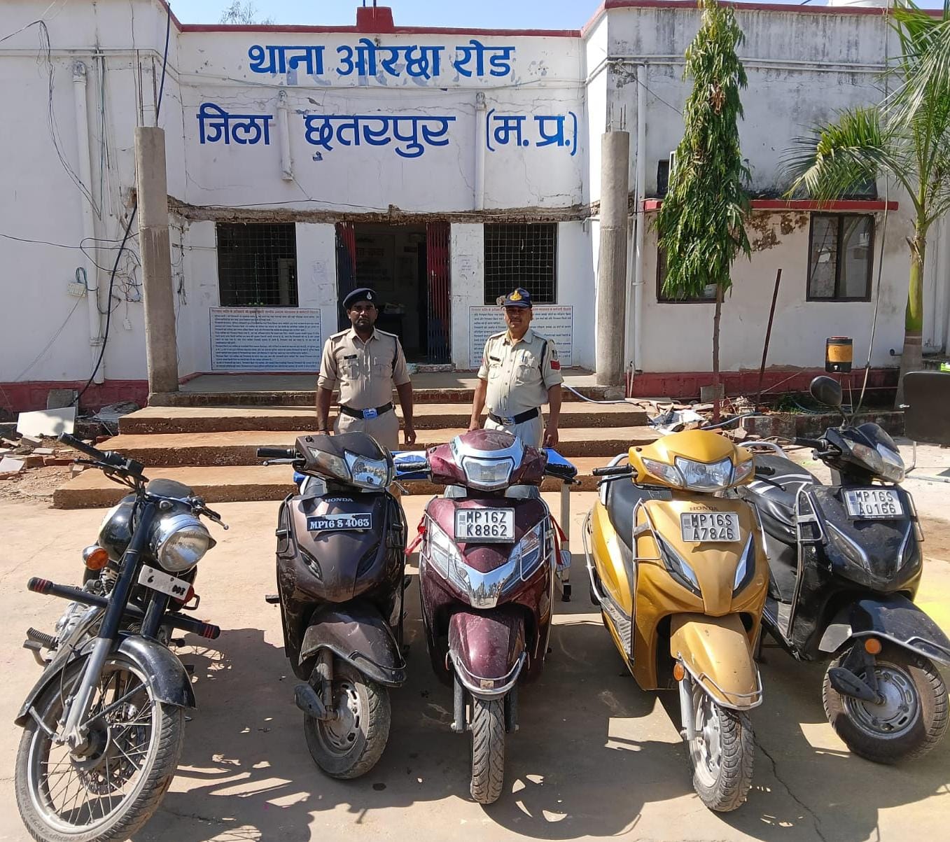 थाना ओरछा रोड पुलिस द्वारा सौरा गांव में जुआ अड्डे पर छापा: 14 गिरफ्तार, 7 लाख रुपये से अधिक की संपत्ति जब्त posted by Amit Kumar Awasthi