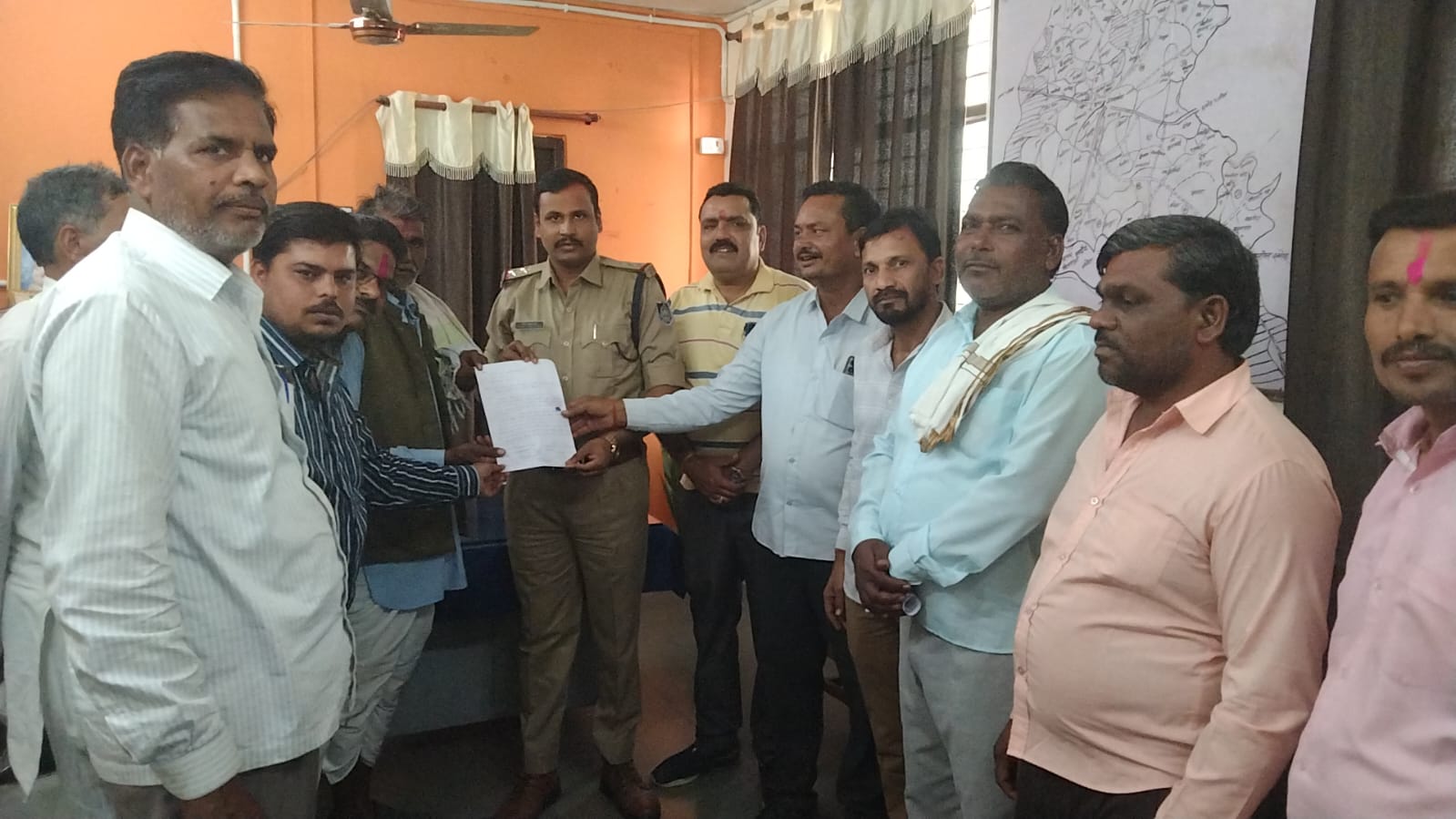 ग्राम पंचायत छुल्ला में शराबबंदी को लेकर सर्वसम्मति बैठक, गढ़ाकोटा थाना पहुंचकर सौंपा ज्ञापन posted by Ravi Soni from Garhakota