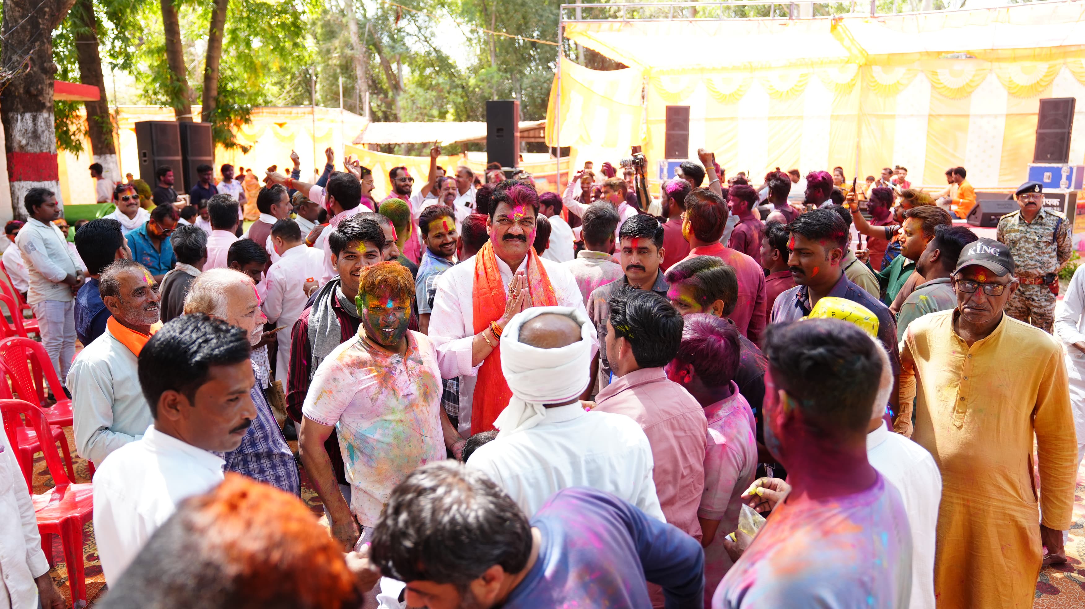 हजारों कार्यकर्ताओं के साथ मंत्री गोविंद सिंह राजपूत ने मनाई होली, दिया भाईचारे और एकता का संदेश  लाल रंग डारो गुलाबी रंग डारो और रंग डालो  posted by Kartik Gautam from Sagar