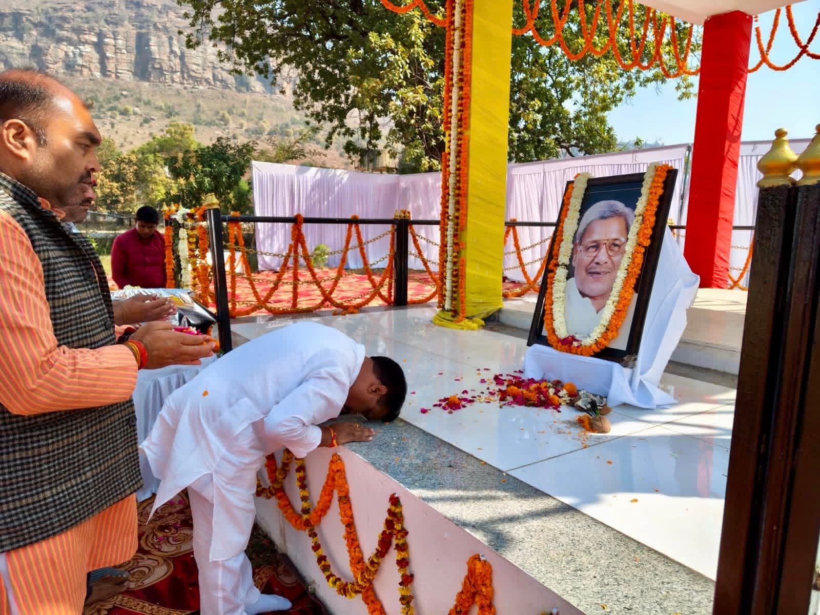 हर्ष और उल्लास के साथ मनाई गई स्व. इंद्रजीत कुमार की जयंती posted by Suraj Kevat