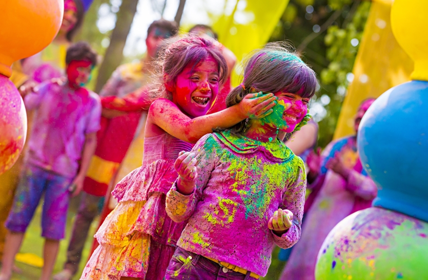 धुरेडी पर ग्रहण के कारण बच्चों ने दूसरे दिन होली खेली, मनाया पर्व posted by Manish Kumar Chaubey from Sagar