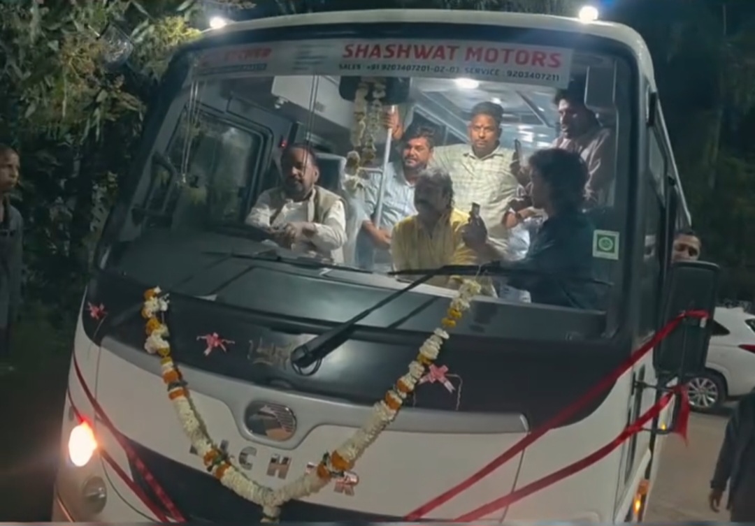 गढाकोटा में पूर्व मंत्री गोपाल भार्गव ने दिखाई अनोखी पहल, खुद बस चलाकर किया स्वास्थ्य सेवा का शुभारंभ