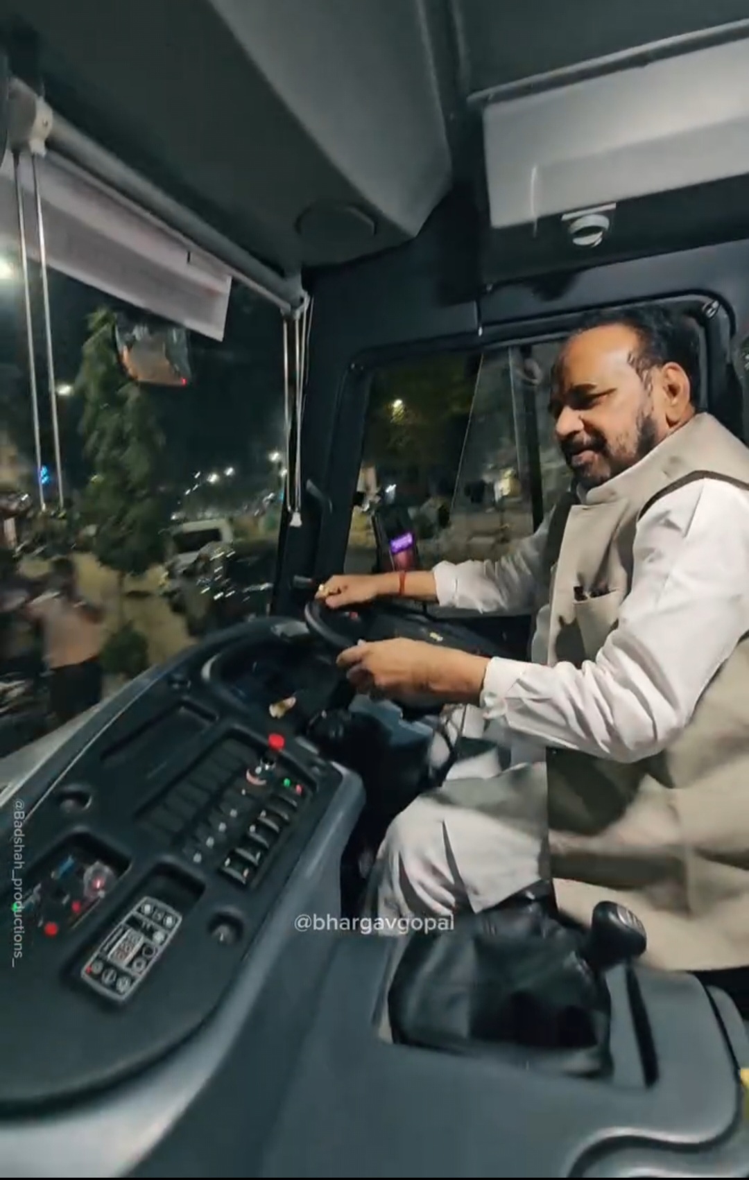 गढाकोटा में पूर्व मंत्री गोपाल भार्गव ने दिखाई अनोखी पहल, खुद बस चलाकर किया स्वास्थ्य सेवा का शुभारंभ