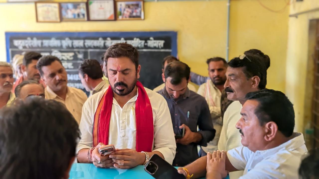 गेहूं के पंजीयन ना होने के कारण हनुमान जी पहुंचे सेवा सहकारिता समिति मोगरा  posted by Sarvesh Chauhan from Rehti