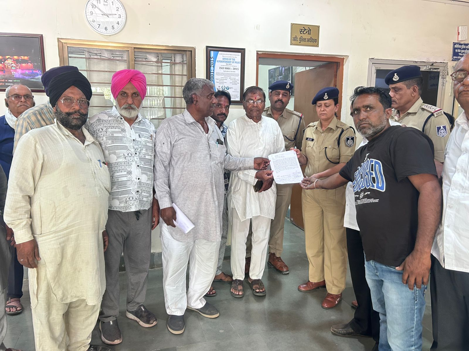 बैतूल में रबी फसल की हार्वेस्टिंग पर संकट: किसानों और हार्वेस्टर मालिकों ने प्रशासन से मांगा सहयोग posted by Sachin Jain from Betul