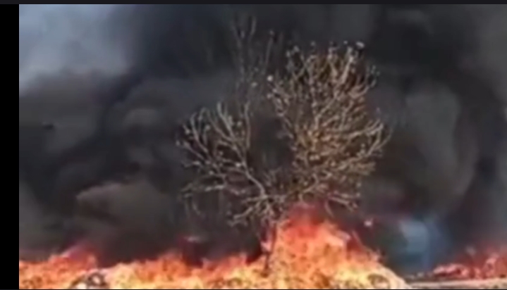 पांढुर्णा  घनपेट कबाड़ी के दुकान से आग की लपटे बेकाबू लाखों रुपए का  कबाड़ी जल कर खाक posted by Umesh Kisna Dongare  from Pandhurna