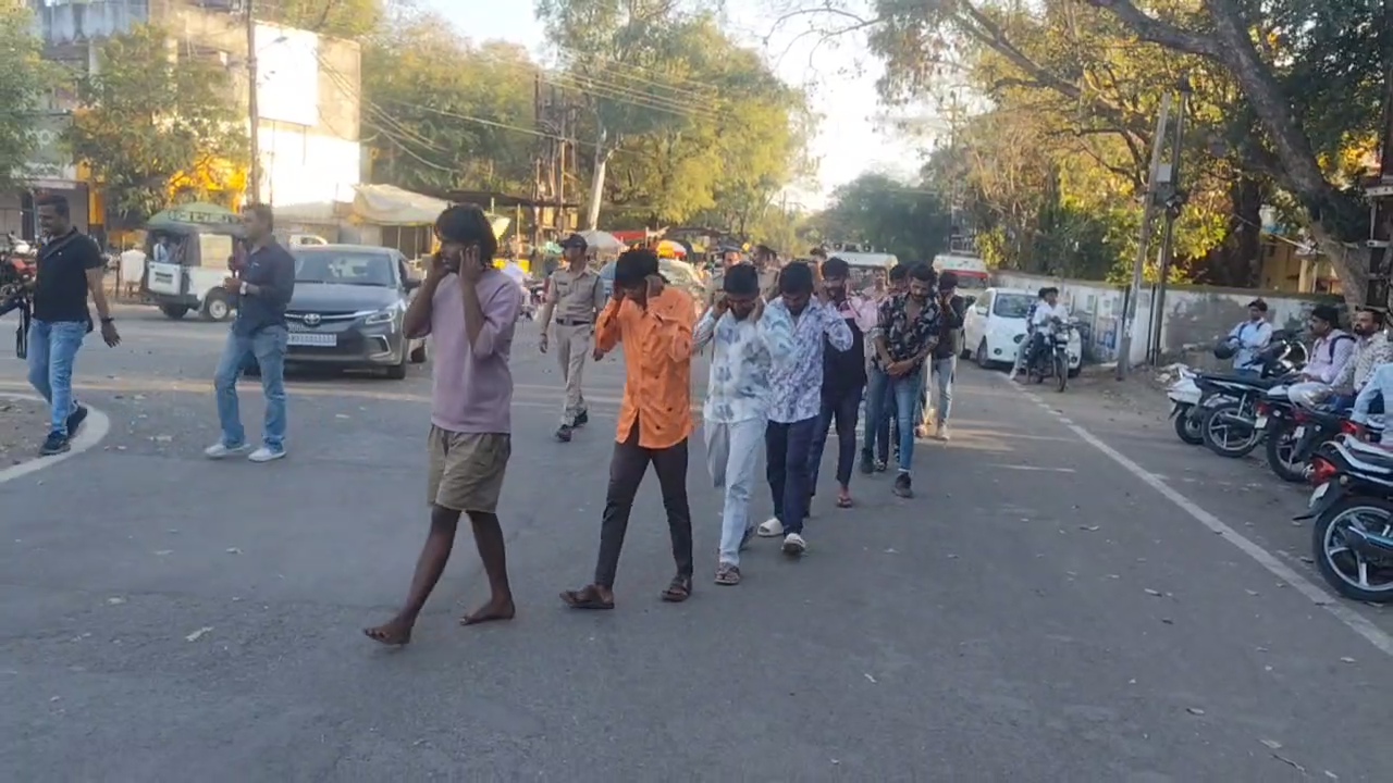 पुलिस ने निकाला गुंडों का जुलूस posted by Ashish Sharma from Ratlam