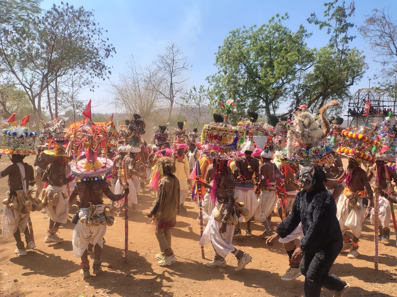 होली के बाद शुरू होती है अनोखी परंपरा 5 दिनों तक नृत्य-गीत के साथ घर-घर फगुआ मांगते हैं आदिवासी समाज। posted by Raju Rathore from Burhanpur