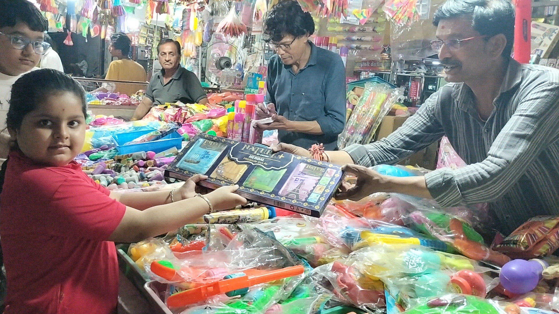 मोटू-पतलू और स्पाइडर मैन की पिचकारियां बच्चों की पसंदः शहर के बाजार में रंग-पिचकारी की सजीं दुकानें रंग पंचमी के लिए बिक रही जैविक गुलाल posted by Lokesh Davde