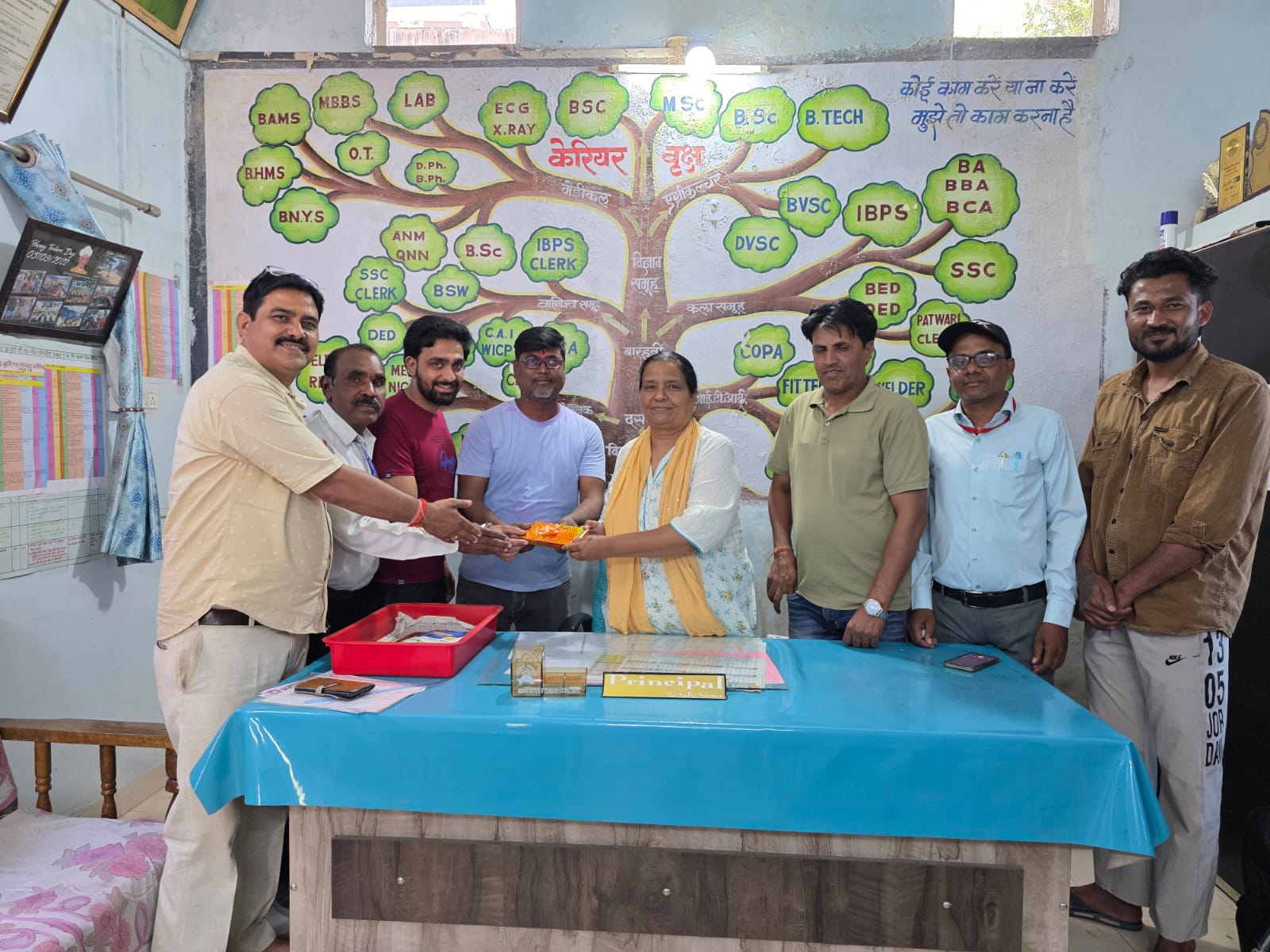 अंतर्राष्ट्रीय महिला दिवस पर प्राचार्य श्रीमती सुधा सलोमन का सम्मान posted by Kamlesh Panchal from Budhni