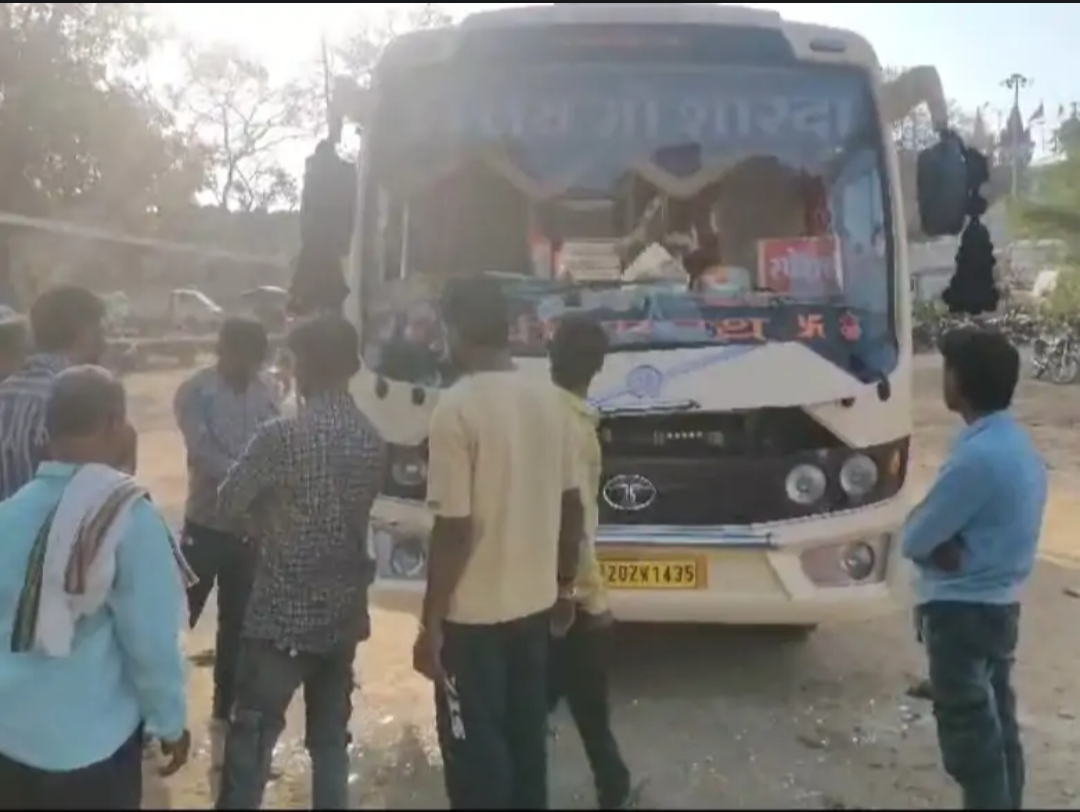 बस और हार्वेस्टर में आमने सामने हुई भीषण टक्कर