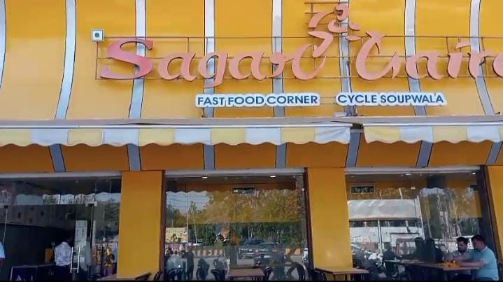 *स्लग: सागर में फूड विभाग की कार्रवाई,रेस्टोरेंट से लिए गए सेंपल, कई दिनों से आ रही थी शिकायतें..*  posted by Brajesh Gautam from Sagar