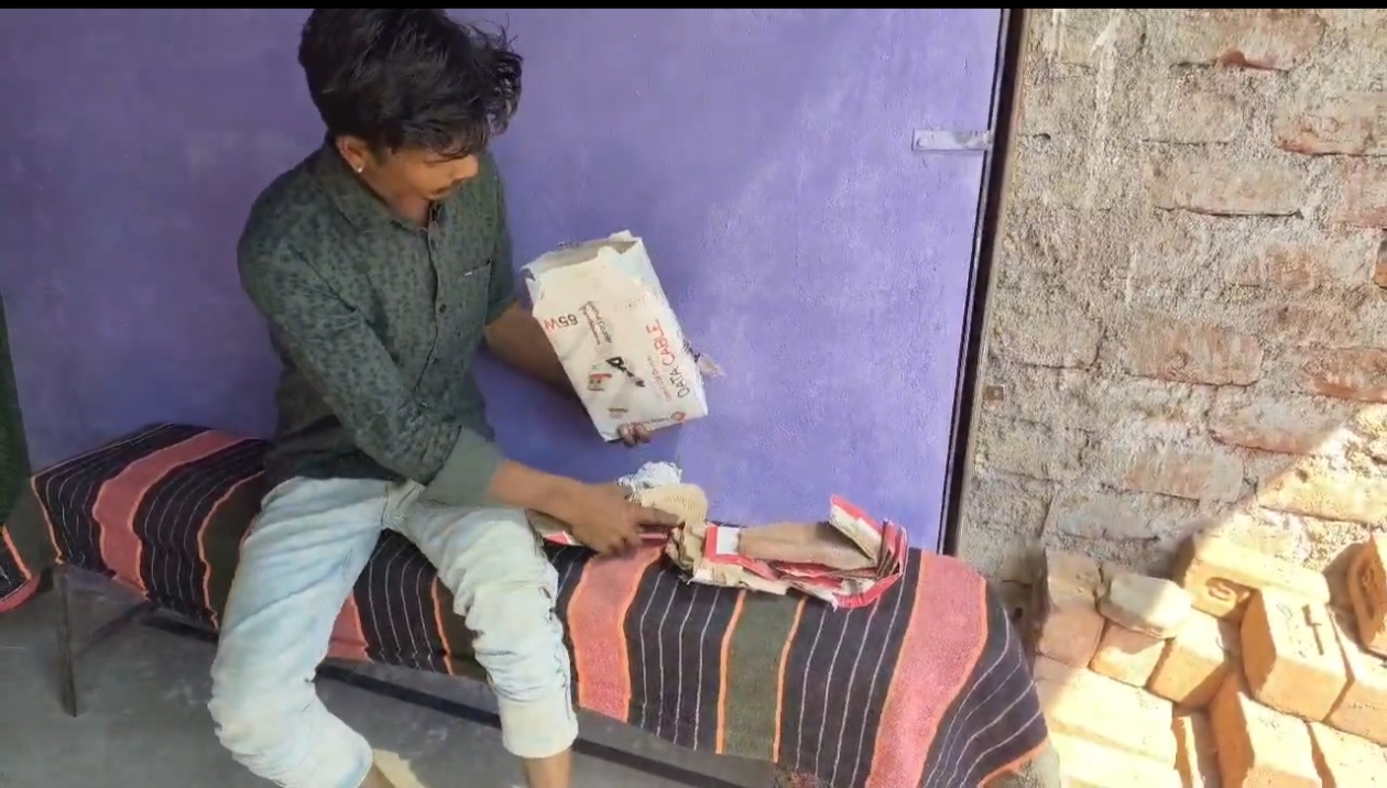 ऑनलाइन ऑर्डर किया ड्रोन कैमरा, पार्सल में निकला कूड़ा-कचरा और टूटे खप्पर posted by Mohammad Asif Langha from Amla