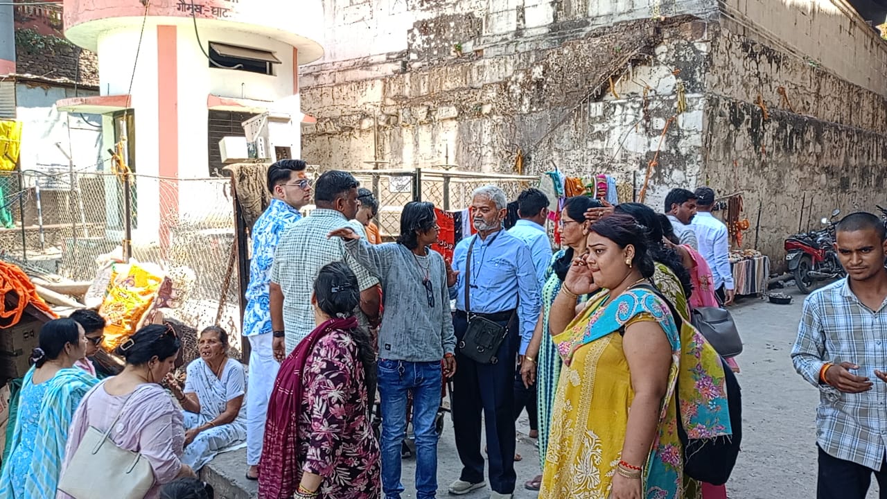 मां नर्मदा की लहरों पर मुस्कान केवट का साहस, अपने पिता के साथ नाव चलाकर बन रही महिला सशक्तिकरण की मिसाल posted by Ghanshyam Mahilya from Khandwa