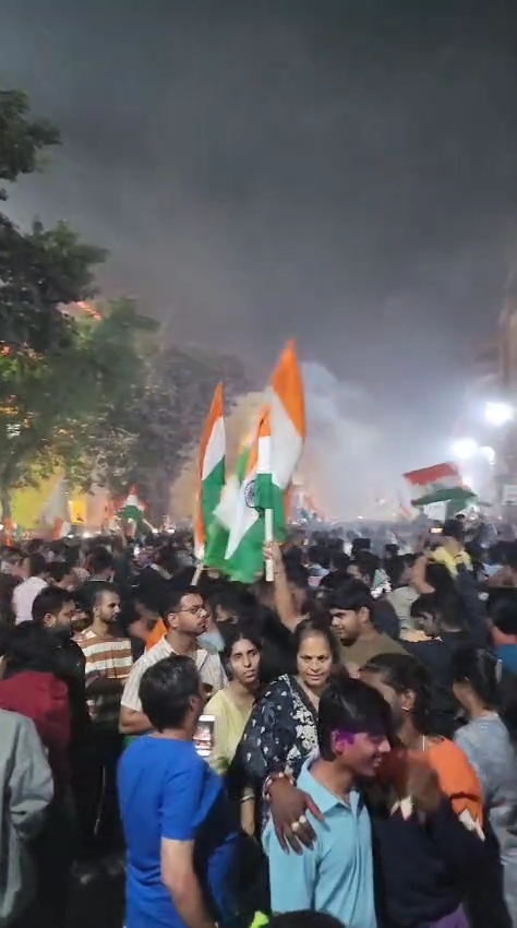 देवास में भारत की जीत के जश्न में हुड़दंग, जलते पटाखे फेंके गए; हालात बिगड़ने पर पुलिस का लाठीचार्ज, 2 जवान और CSP घायल
