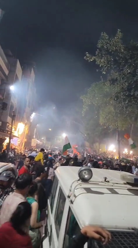 देवास में भारत की जीत के जश्न में हुड़दंग, जलते पटाखे फेंके गए; हालात बिगड़ने पर पुलिस का लाठीचार्ज, 2 जवान और CSP घायल