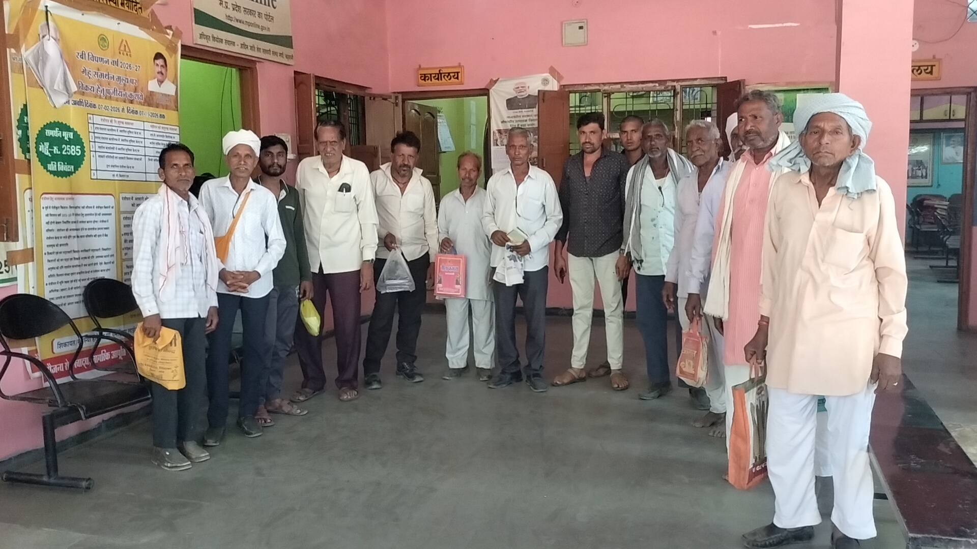 गेहूं पंजीयन में सर्वर समस्या से किसान परेशान, घंटों इंतजार के बाद भी नहीं हो पा रहे रजिस्ट्रेशन।*  posted by Lokesh Davde