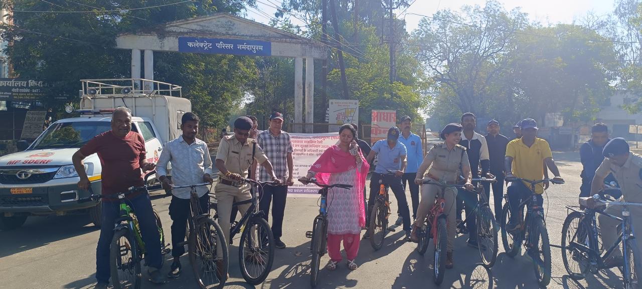 आपदा बचाव एवं जनसुरक्षा के लिए जनजागरूकता साइकिल रैली आयोजित posted by Durgesh Bhatt from Hoshangabad