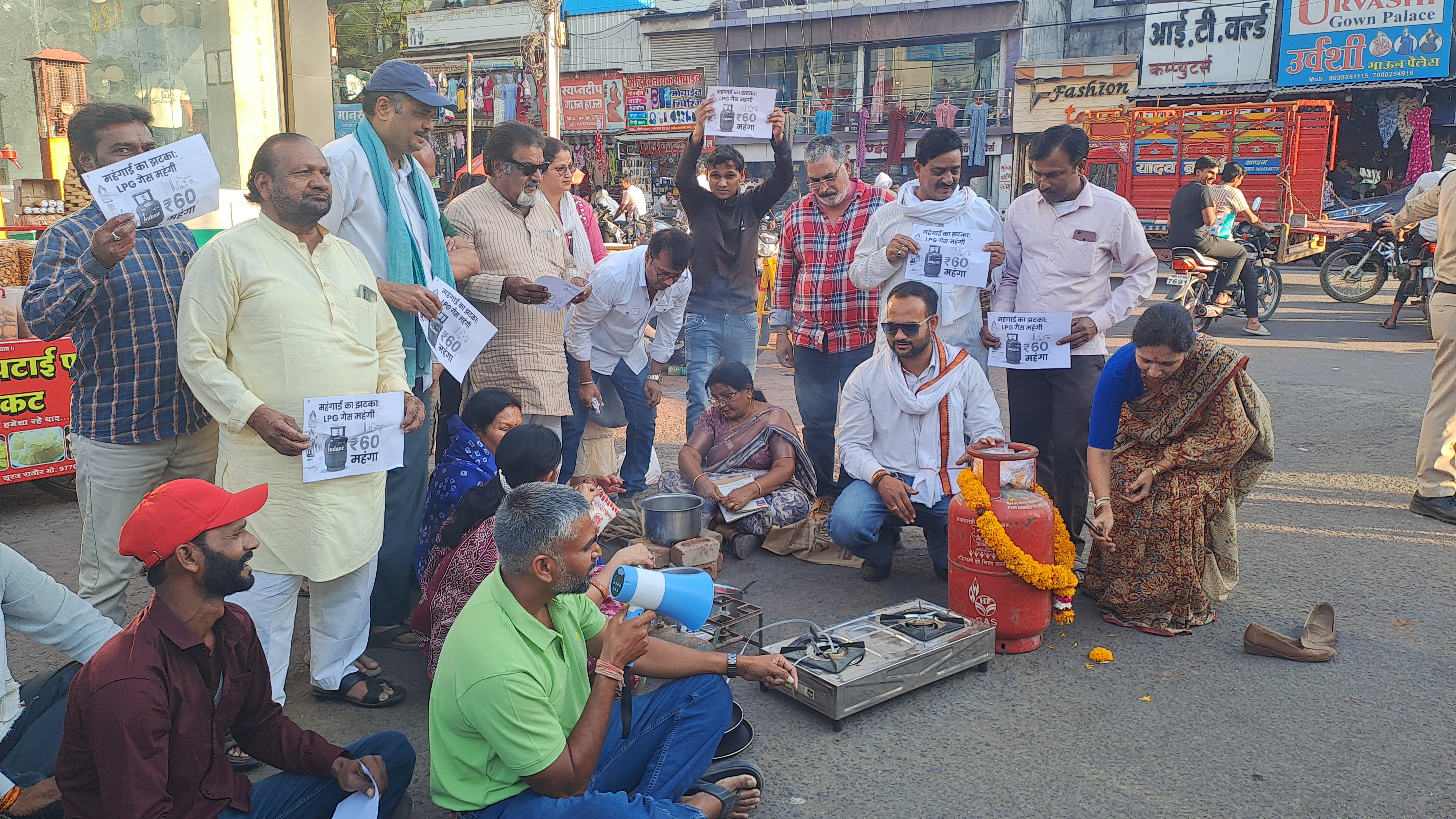 गैस सिलेंडर में बढ़ोतरी को लेकर कांग्रेस का विरोध प्रदर्शन posted by Nitin Jhawar