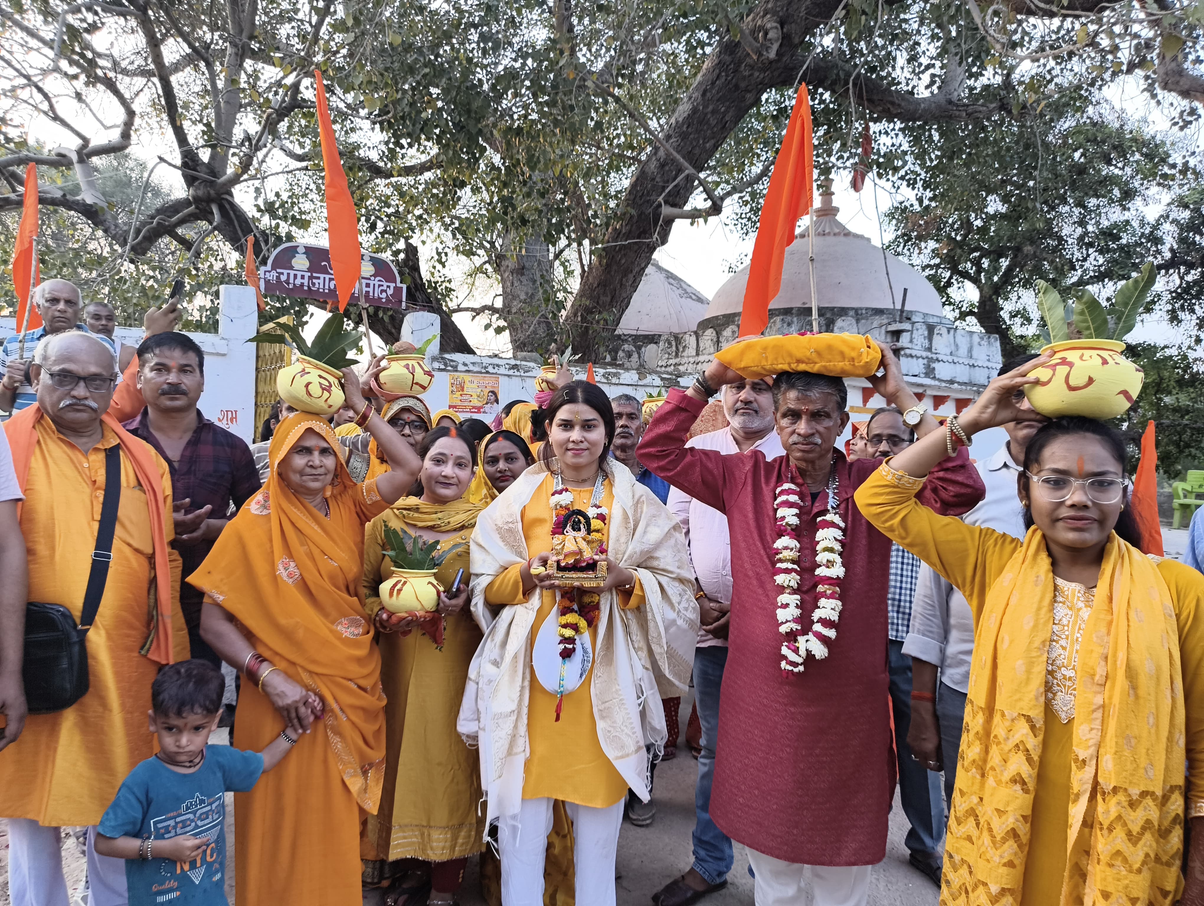 त्योंथर में भव्य कलश यात्रा से नव दिवसीय श्रीराम कथा आरंभ posted by Arvind Tiwari from Teonthar