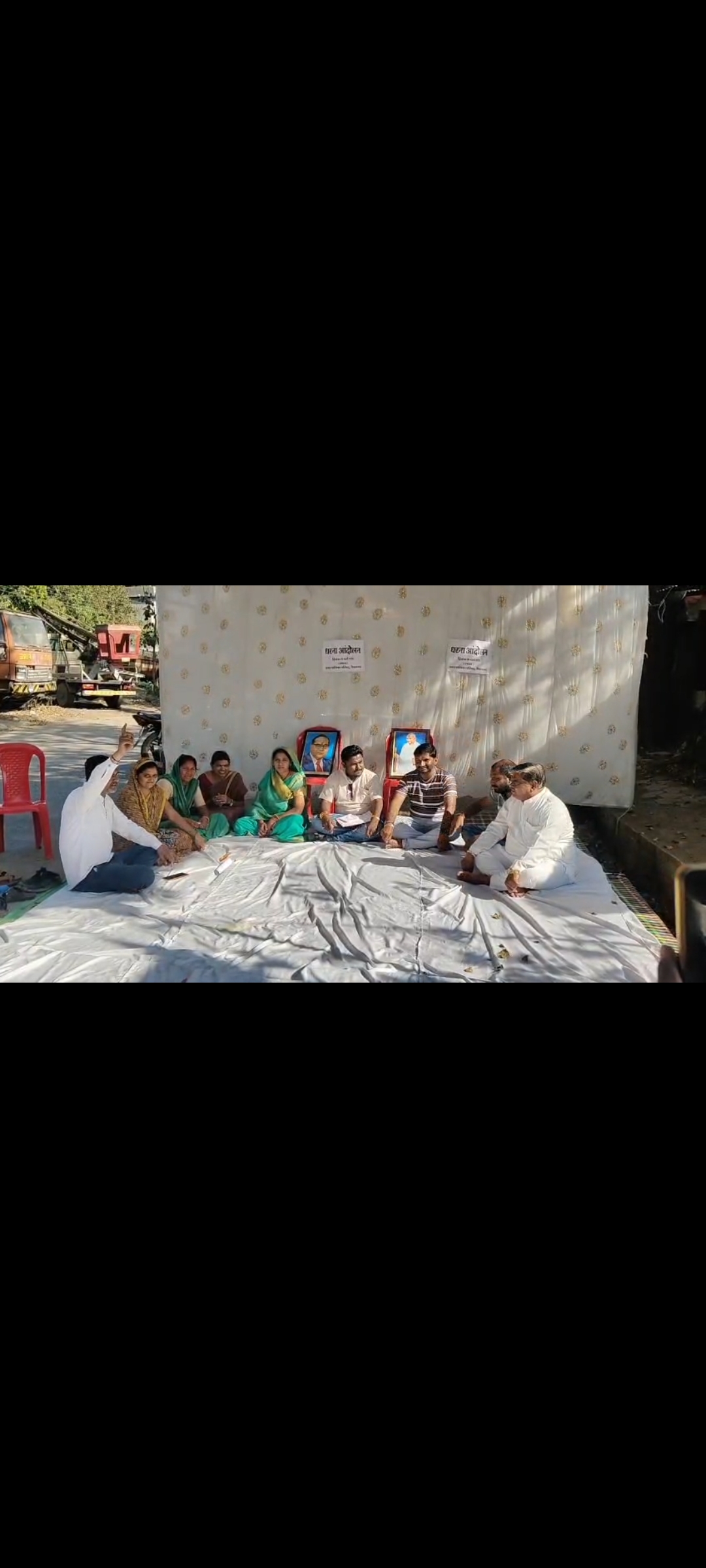 कांग्रेस पार्षदों का धरना, आंदोलन वार्ड में नहीं हो रहे कार्य से नाराज, विरोध के लगाए नारे posted by Pradeep Singh from Nepa Nagar