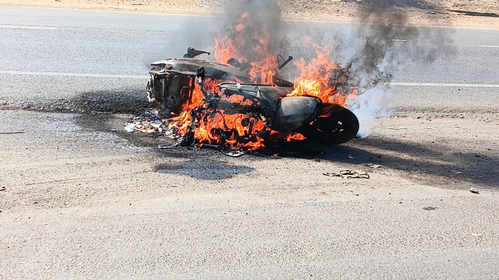 सांची बाईपास के पास ट्रक की टक्कर से स्कूटी में लगी आग, चालक घायल posted by Naseem Ali from Raisen