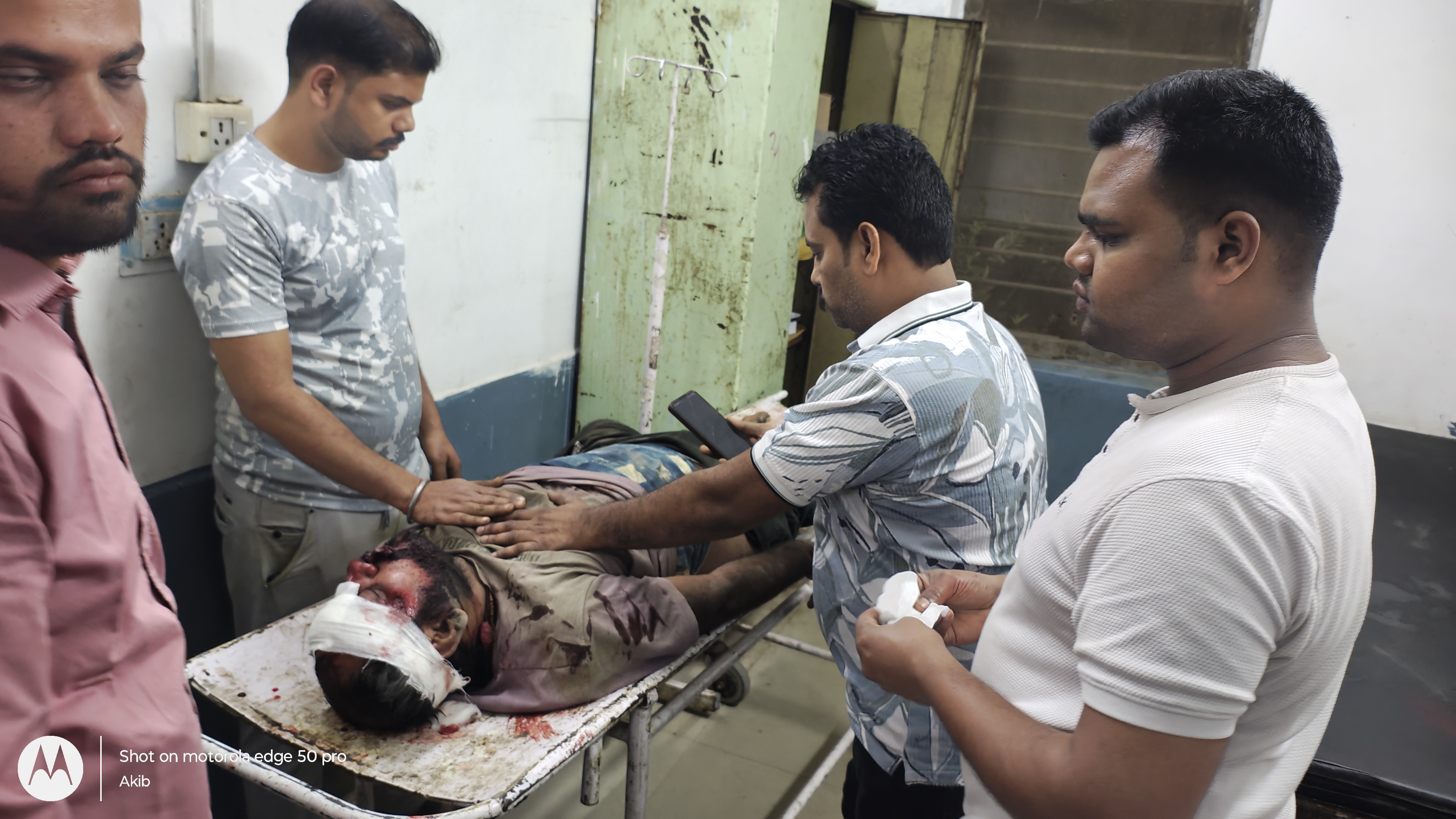 अनियंत्रित होकर डिवाइडर से टकराई तेज रफ्तार बाइक, बाइक सवार गंभीर घायल,प्राथमिक इलाज के बाद जिला अस्पताल रेफर posted by Akib Khan from Damoh