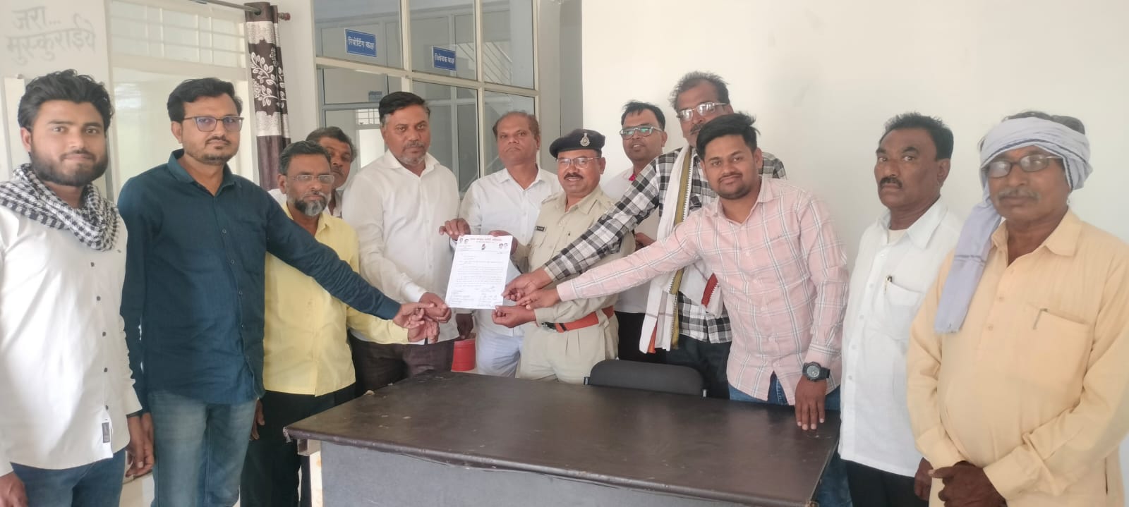 मोहगांव नगर फिर एक बार चर्चा में  अवैध  धंधों को लेकर  posted by Umesh Kisna Dongare  from Pandhurna