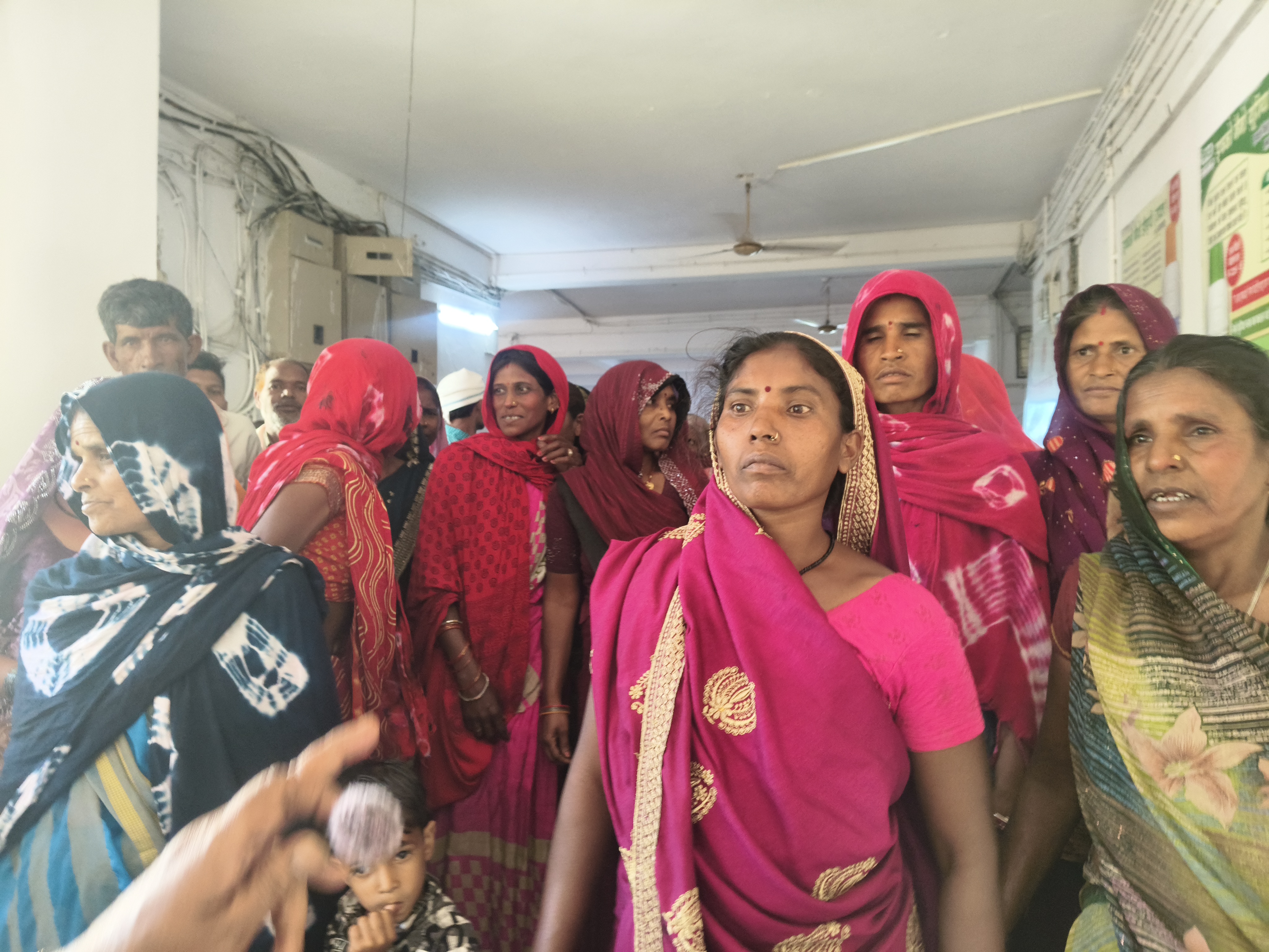 लाड़ली बहना के पैसों से शराब पी रहे पति, ग्राम चांदपुर की महिलाओं ने अवैध शराब के खिलाफ उठाई आवाज कलेक्टर से की शिकायत posted by Naseem Ali from Raisen