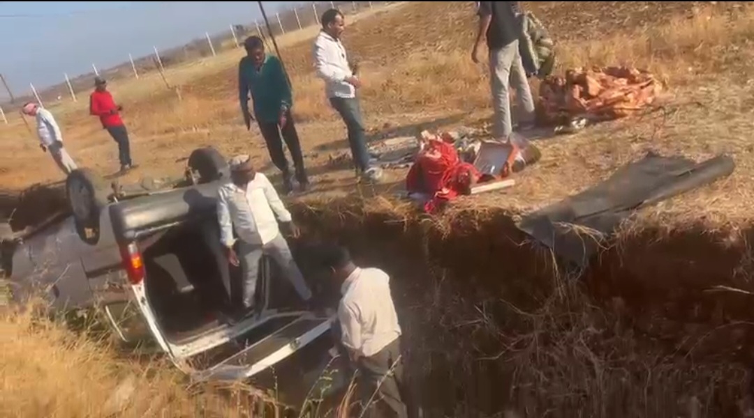 हाइवे पर पलटी तेज रफ्तार मारुति इको कार, 6 फीट गहरी खाई में गिरी कार — युवती की मौके पर मौत, माता-पिता गंभीर घायल posted by Mohammad Afsar  from Multai