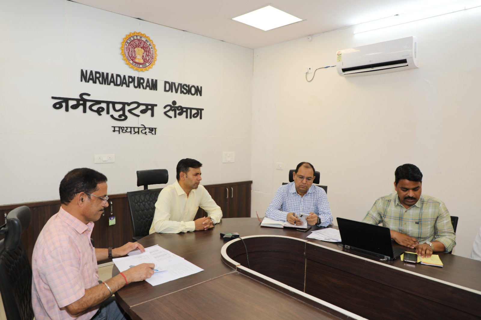 फार्मर रजिस्ट्री व राजस्व प्रकरणों के निराकरण में तेजी लाने के निर्देश posted by Durgesh Bhatt from Hoshangabad