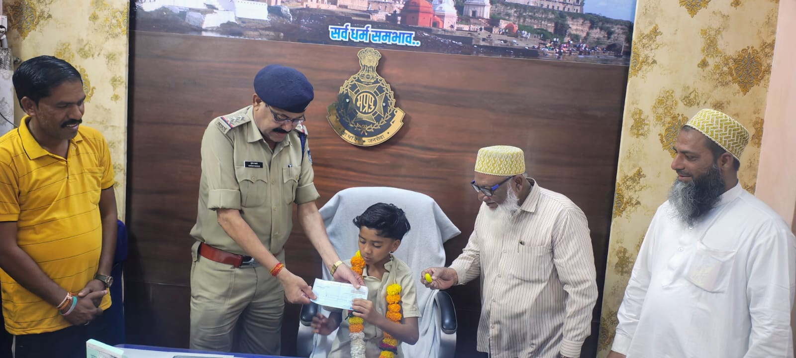 गणपति थाना क्षेत्र में एक 13 वर्षीय बच्चे और उसके पिता ने ईमानदारी की ऐसी मिसाल पेश की है, posted by Raju Rathore from Burhanpur