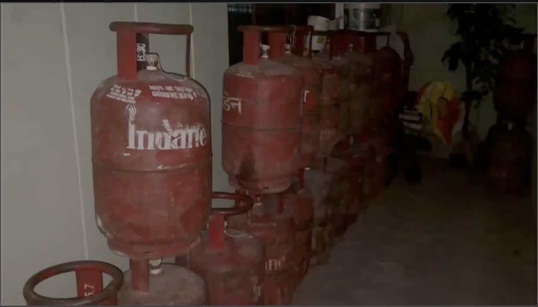 ब्रेकिंग न्यूज़ / छतरपुर   घरेलू गैस सिलेंडरो की किल्लत के बीच छतरपुर प्रशासन को मिला अवैध भंडार,अवैध रूप से घरेलू गैस सिलेंडरों का भंडार  posted by Amit Kumar Awasthi