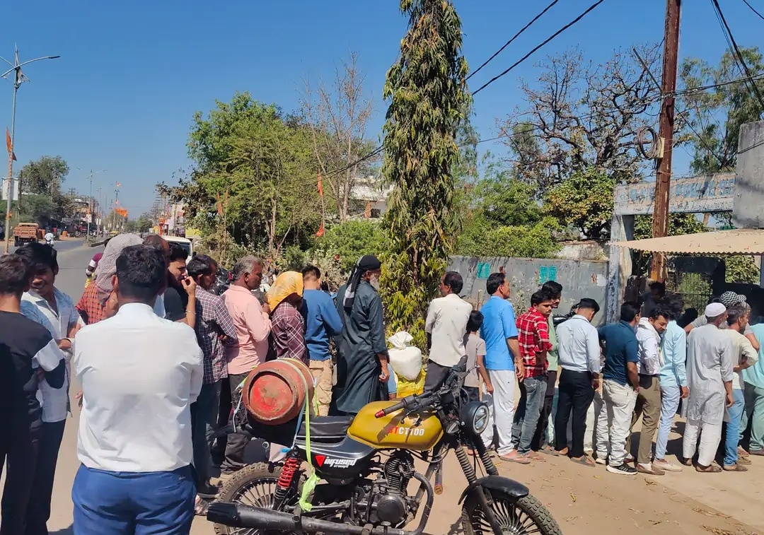 ईरान–इजरायल युद्ध की आशंका के बीच रायसेन में गैस एजेंसियों पर उमड़ी भीड़, उपभोक्ता लंबी कतारों में