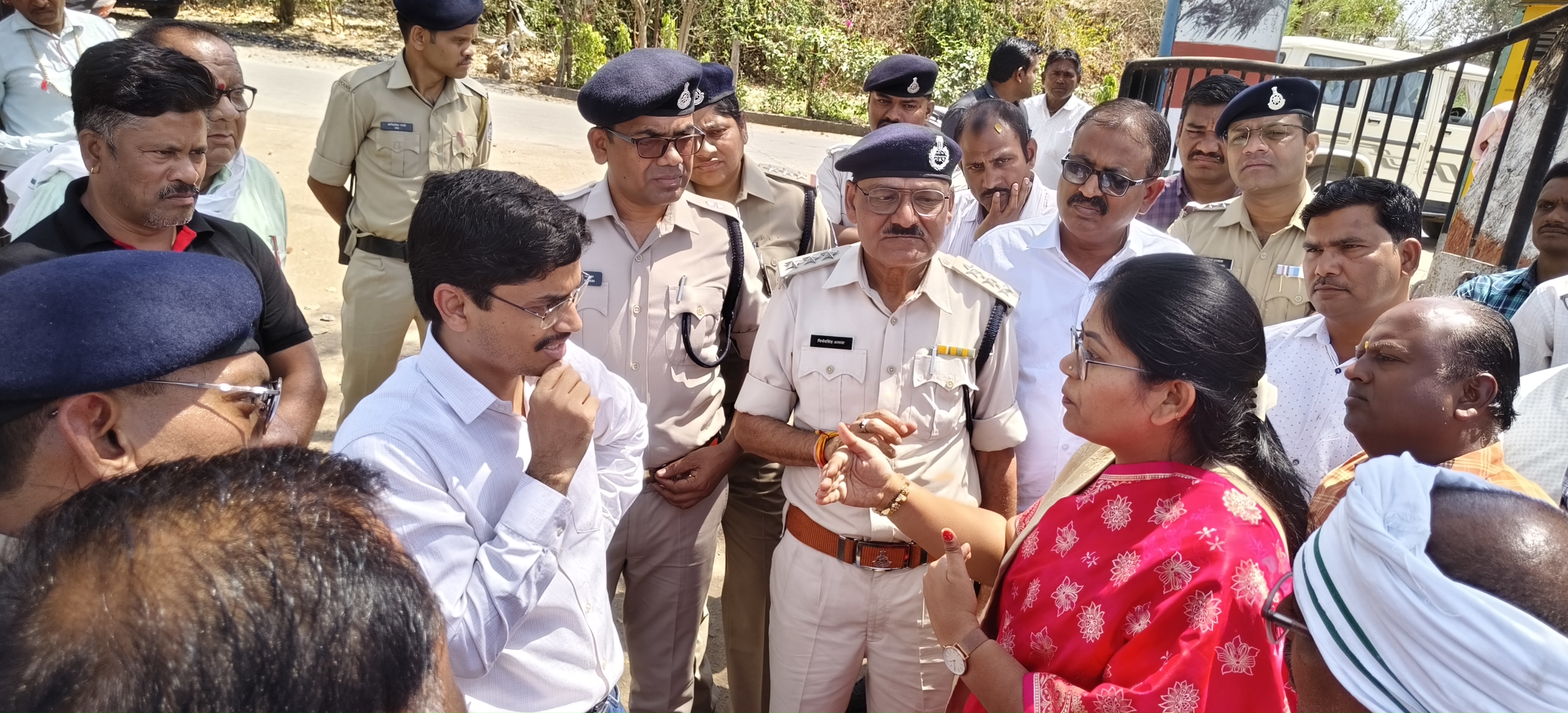 विधायक सुश्री मंजू राजेंद्र दादू कलेक्टर हर्ष सिंह एवं जिले के आला अधिकारी सहित पंडित जवाहरलाल नेहरू स्टेडियम में सीएम के दौरे का जायजा करने posted by Pradeep Singh from Nepa Nagar