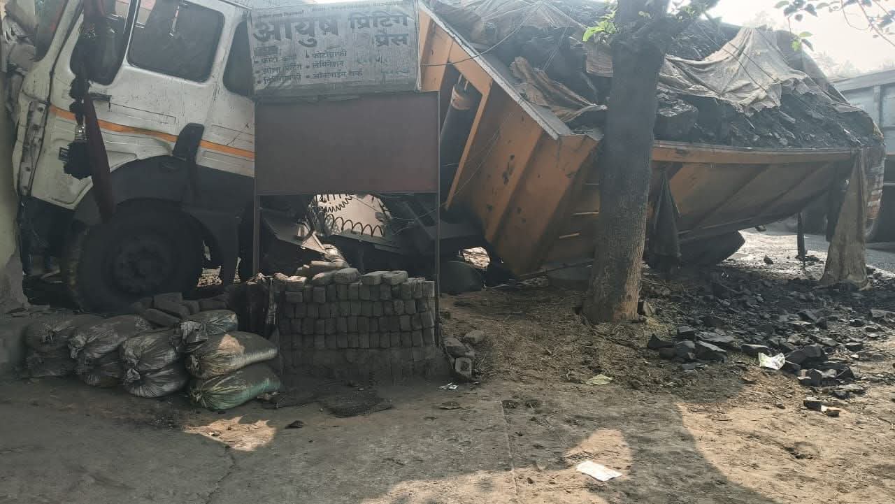 सिंगरौली जिले के महदईया में कोयला से भरा टेलर वाहन मकान में जोरदार टक्कर मार दिया है जहां पर मकान क्षतिग्रस्त हो गया है। posted by Avnish Sharma from Singrauli