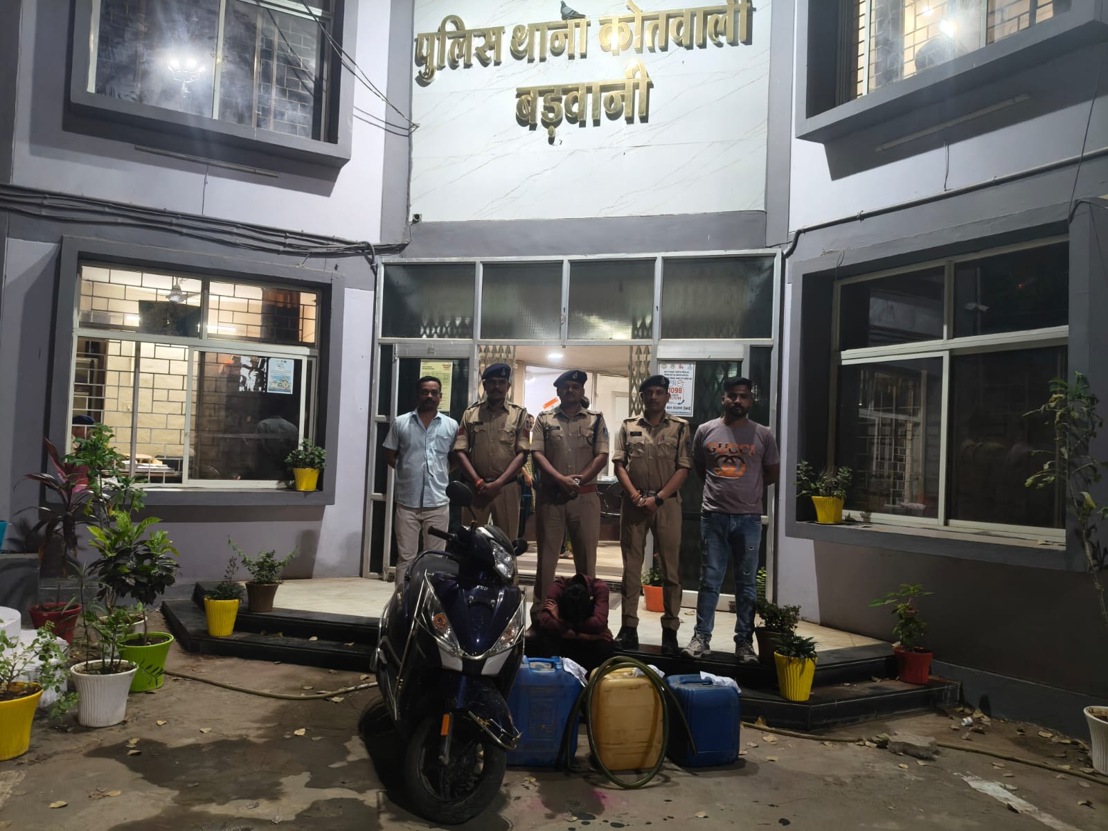 स्कूल बस से डीजल चुराने वाला धराया, 120 लीटर डीजल सहित स्कूटी जब्त posted by Lokesh Davde