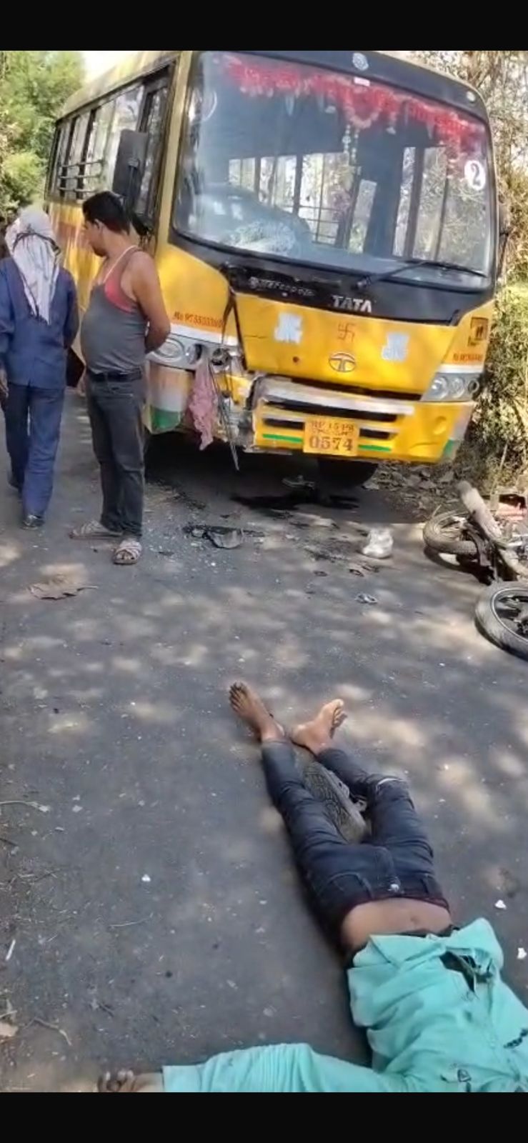 सरस्वती शिशु मंदिर की स्कूल बस और बाइक में भीषण भिड़ंत, दो युवकों की दर्दनाक मौत