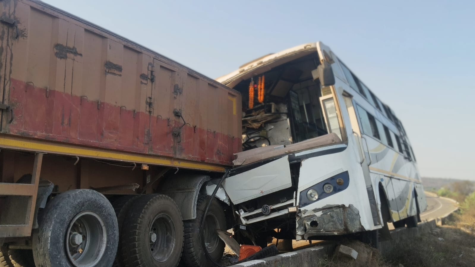 सोहगी में खड़े ट्रेलर से बस की भीषण टक्कर दर्जनों घायल posted by Arvind Tiwari from Teonthar