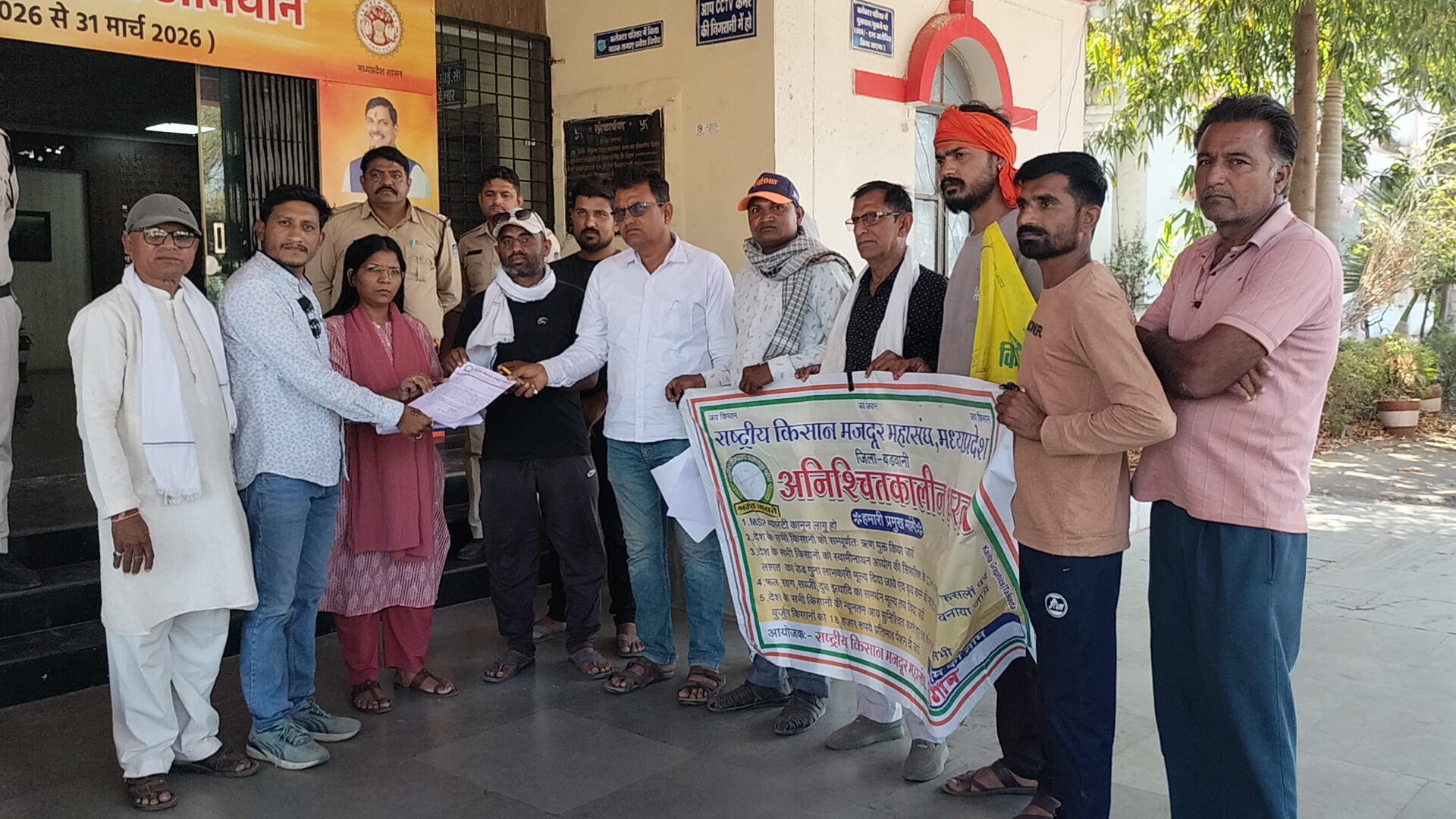 युद्ध का कारण बताकर बाजार में महंगी कर रहे सामग्री, लेकिन किसान की उपज के दाम हो गए कम posted by Lokesh Davde