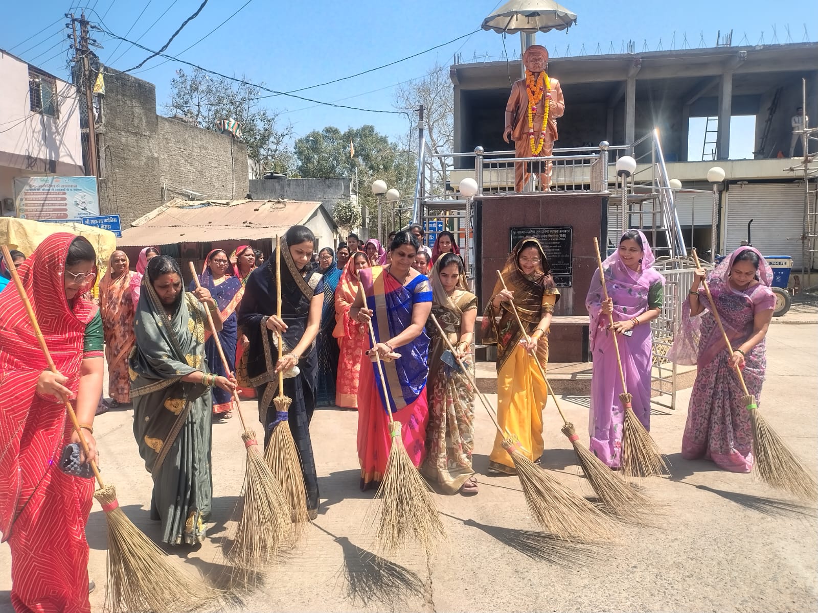 शाहपुर में सावित्रीबाई फुले को नमन: 129वीं पुण्यतिथि पर समाजसेवा में अग्रणी 8 महिलाओं का भव्य सम्मान posted by Raju Rathore from Burhanpur