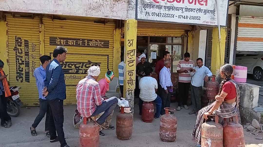 भारत में भी देखने कों मिल रहा युद्ध का असर, गैस एजेंसियों पर उमड़ रही उपभोक्ताओं की भीड़। posted by Mohammad Afsar  from Multai