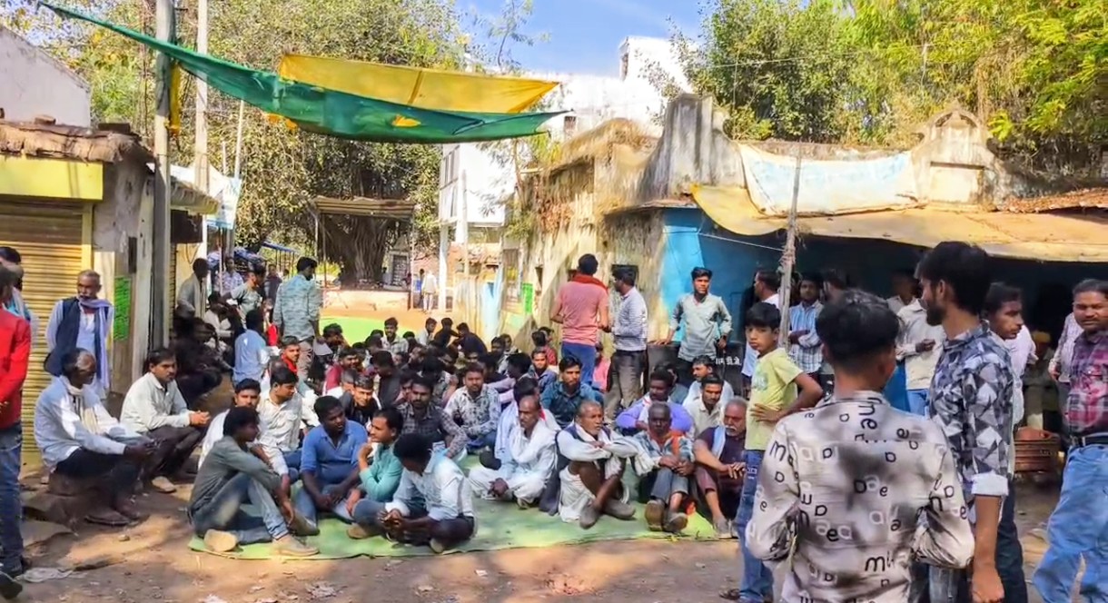 ग्रामीणों का सड़क निर्माण के लिए जोरदार प्रदर्शन,बाजार बंद कर धरने पर बैठे मड़ियादो के ग्रामीण posted by Akib Khan from Damoh