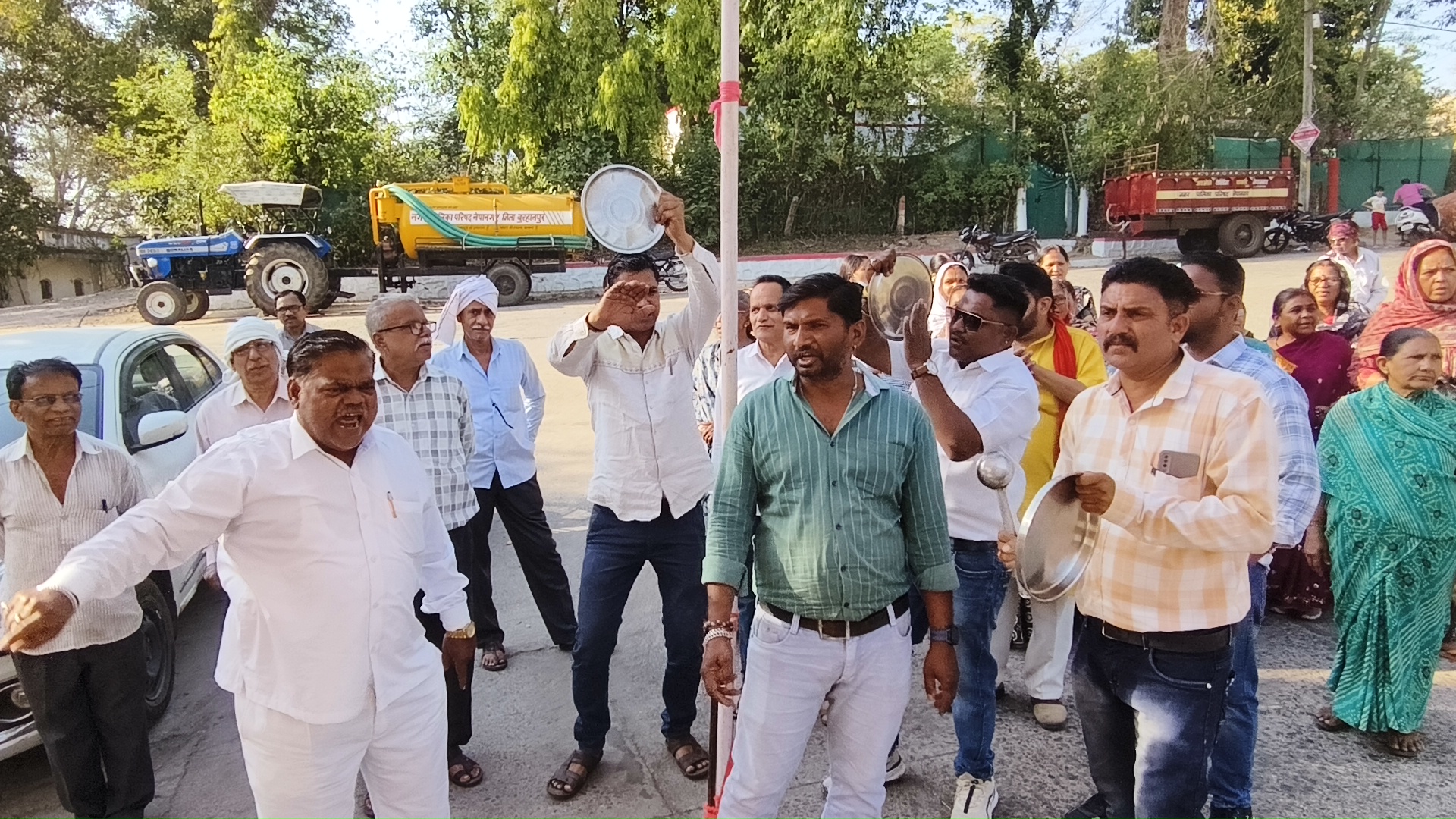 कांग्रेस पार्षद एवं आम जनता द्वारा अंबेडकर चौराहे से नगर पालिका तक थाली एवं ताली बजाकर शासन प्रशासन को जागने का प्रयास  posted by Pradeep Singh from Nepa Nagar